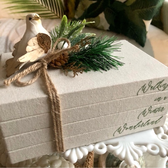 New! Christmas 🎄 Woodland Display Books Stack - Picture 6 of 8